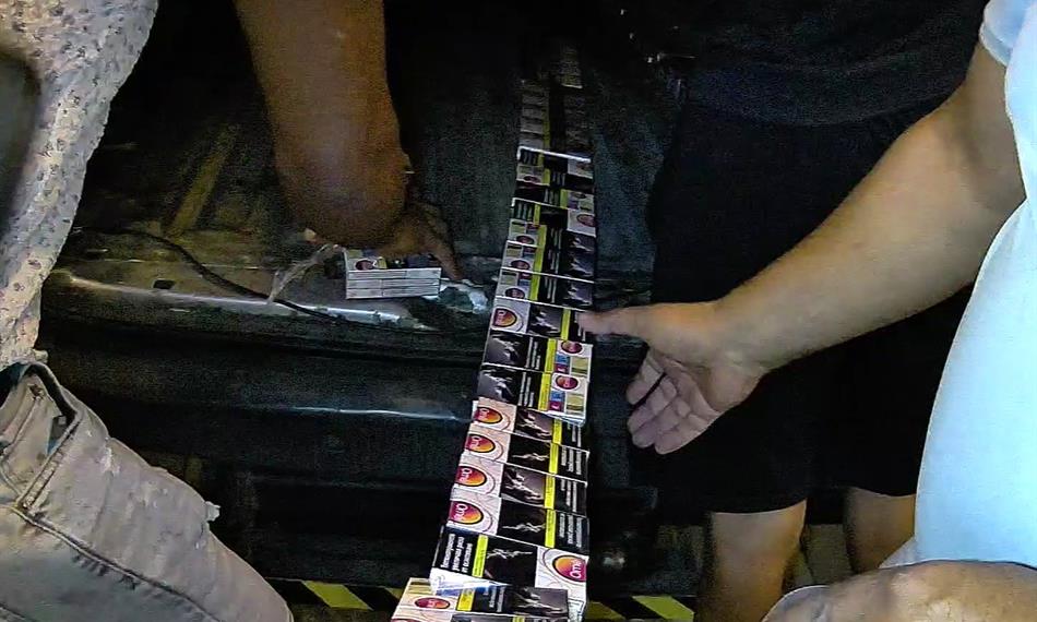 vytahování cigaret z podlahy dodávky